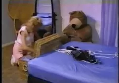 Blue Guy tự đặt mình trên một con gà phim sec máy bay bà già cao su