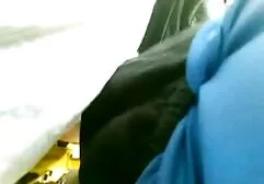 Cô gái ngây thơ vuốt ve phim sec ong ba gia dương vật bằng miệng của mình