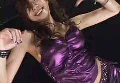 Anh chàng tóc xoăn mặc phim sec ong ba gia quần tất và chị với hai phụ nữ