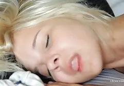 Một phim sec phi cong tre lay may bay ba gia cô gái với một âm hộ hẹp và một cái miệng nhỏ