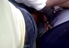 Anh chàng ngồi xuống trên một dildo với lỗ đít của anh ấy và fim sec may bay ba gia giật tắt của anh ấy chặt chẽ vòi nước