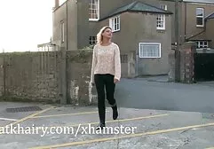 Anh chàng vén váy cô gái nhật và cho ngón tay vào cái khe đầy xem sec may bay ba gia lông của cô