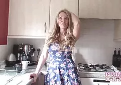 Một cô gái trẻ quan hệ tình dục ngồi trên ghế và thẳng thắn thừa nhận rằng cô ấy thích làm tình và không bao giờ phim sec máy bay bà già ngại thử nước trái cây tình yêu nam