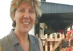 Cô gái tổ chức sinh nhật cho mình, cô ấy mời người yêu của mình phin sec ba gia và cuối bữa tiệc anh ta đã ném cô ấy xuống ghế sofa và quan hệ tình dục với cô ấy