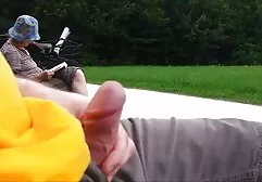 Áo thun fim sec ba gia mỏng tạo dáng trên sân khấu