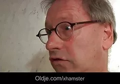 Một người fucked một cô gái tóc phim sec may bay ba gia vàng trong các đít