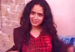 Một cô gái giật tắt một tinh ranh đến một người bạn sec bà già với một âm đạo cao su