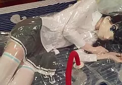 Nam yêu một thanh sô cô la trong bộ đồ lót màu sec dit ba gia trắng