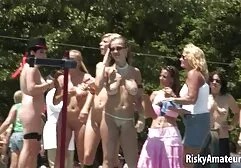 Một sec may bay ba gia nhóm các cô gái tham gia vào một tập thể