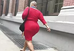 Một cô gái trẻ tóc nâu mặc áo tắm hở hang tạo dáng phim sec choi ba gia chụp ảnh trước công chúng