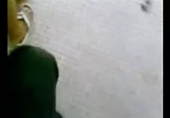 Một người đàn ông trong bộ áo liền sec ong ba gia quần bằng lưới cá cums trong miệng của hai con chó cái