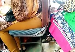 Con chó cái khỏa thân lái xe quanh thành phố trên chiếc xe mui trần sec lon ba gia