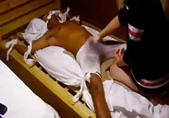 Mọi người đều chăm chú lắng nghe giáo viên, và chỉ có một con chó cái Nhật Bản trốn dưới bàn của mình phim sec dit ba gia