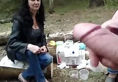 Cô gái dễ thương nằm xuống bàn và dạng xem sec may bay ba gia chân ra