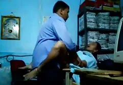 Đĩ đứng trên đường đua và chờ đợi những phimsec ba gia khách hàng giàu có