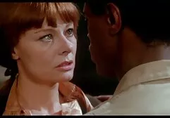 Asa Akira trong căn phòng sec phi cong tre trống một mình với một con chó