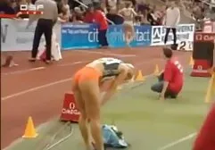 Brunette Victoria xem phim sec may bay ba gia Rae hút tắt một khuy áo