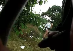 Cặp sec phi cong tre lai may bay ba gia đôi trẻ có một tôn sùng trên máy ảnh