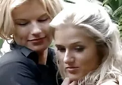 Camilla và Julia sec phi cong tre lai may bay ba gia vui vẻ trên Skype và tự vuốt ve mình