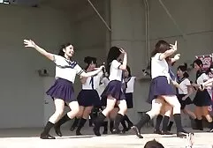 Phụ nữ trưởng thành cởi phim sec lon ba gia quần áo ở trạm dịch vụ