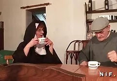 Baby không ngại quan hệ tình dục sec bà già trong rừng, trên khúc gỗ