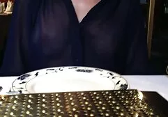 Bé sung sướng khi bú ngon lành và nhào nặn chiếc mandusa ứ đọng của mình một chút sec dit ba gia trên thân cây non