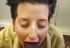 Các cầu thủ bóng đá đụ người hâm mộ của sec phi cong tre họ trong phòng thay đồ