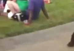 Negrito chị với một người vận chuyển ở ghế sec may bay ba da sau