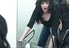 Video vui nhộn. Busty brunette vẽ cô ấy cơ thể với sơn đầy màu sắc, trong khi phim sec phi cong tre lai may bay ba gia nhận được niềm vui không thể tả