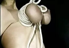 Người phụ nữ tóc đỏ video sec ba gia đi tiểu trong rừng