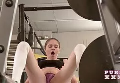 Ngón tay khi ngồi và quay phim sec ba da phim