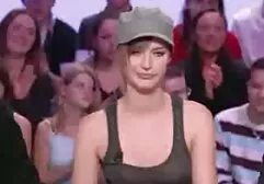 Gà con đang sec voi ba gia trên đầu gối của họ và mất Hãy trong miệng của họ