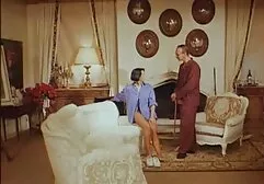 Chàng fucks một chó cái secmaybay trong một cạo âm đạo