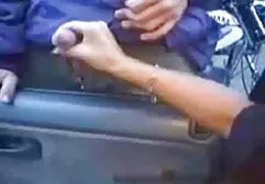 Một trưởng thành blondie hút off một tinh ba gia sec ranh từ một trưởng thành dork