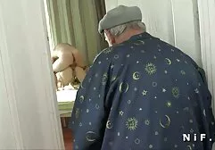 Em bé đeo dây buộc vào để thỏa mãn tình nhân secmaybay