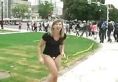 Kem đánh bông trên phim sec dit ba gia một chiếc rương tươi