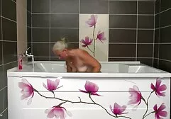 Anh chàng đi bơi, và khi nhìn thấy một cô gái xinh xắn đang ngồi cô đơn, anh ta đề nghị giữ anh ta lại với nhau. Người phụ phim sec dit gai gia nữ quyến rũ không bận tâm, đặc biệt là vì cô ấy thực sự muốn cậu bé này đụ mình