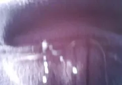 Ann thủ dâm, cums với một tia nước xem sec ba gia trong một ly và đồ uống