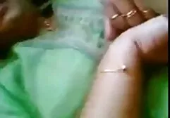 Một đám đông đàn ông khỏa thân đứng bên một phim sec may bay gia rocker xinh đẹp