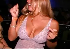 Một trẻ tóc vàng được một công phim sec lon ba gia việc trong các văn phòng và chị với một lesbian