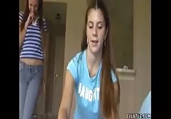 Tại một bữa tiệc, một con phim sec may bay ba gia điếm hút một tinh ranh trong một người đàn ông da đen