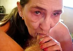 A bespectacled châu á, sec phi cong tre lai may bay ba gia chị với một khách hàng