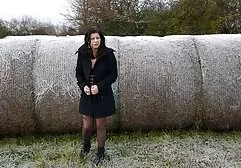 Một cảnh về một mối quan hệ tình yêu xảy ra giữa những người yêu đã già và đã rất cao tuổi, nơi một người nông dân hói đầu đang rất thích thú với bản thân đã chiên một cách tàn bạo một con gà vô độ trong âm hộ đầy lông của cô phim sec phi cong tre lay may bay ba gia ấy