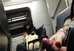 Cô gái tóc vàng trượt một âm hộ phấn khích trên phimsec ba gia dương vật