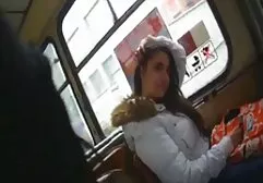 Cô gái châu Á xinh đẹp nóng bỏng khéo léo làm việc với sec phi cong tre cặp mông thâm đen của mình trên một dương vật đàn hồi cứng, chuẩn bị hút sâu nhàn nhã cho bữa ăn nhẹ