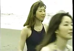 Các cô gái vui chơi với đồ chơi phim sec phi cong tre lay may bay ba gia của họ