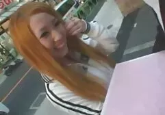 Cô gái tóc nâu tự sec dit ba gia vuốt ve mình và bắt đầu tinh ranh của bạn mình